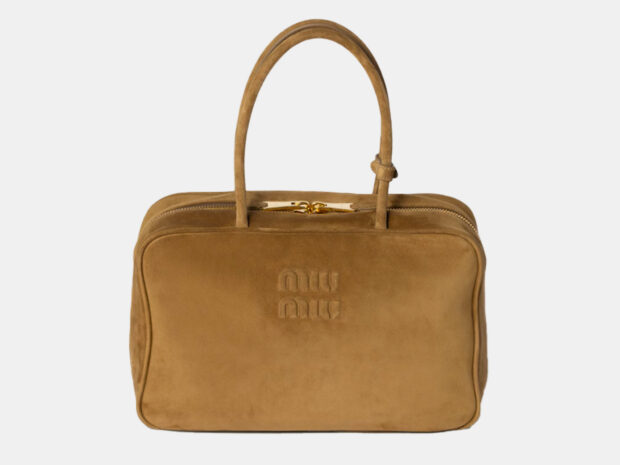 Capa de chuva: 5 looks estilosos para o trabalho Capa de chuva set23 miumiu