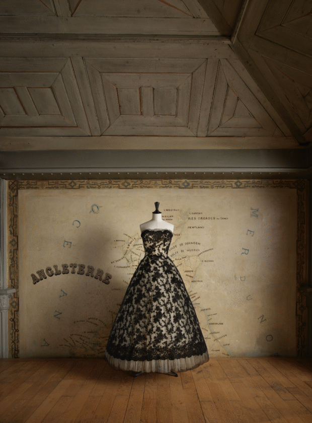 Vestido Carmen de Christian Dior, parte da Exposição Dior com acervo de Alaia.