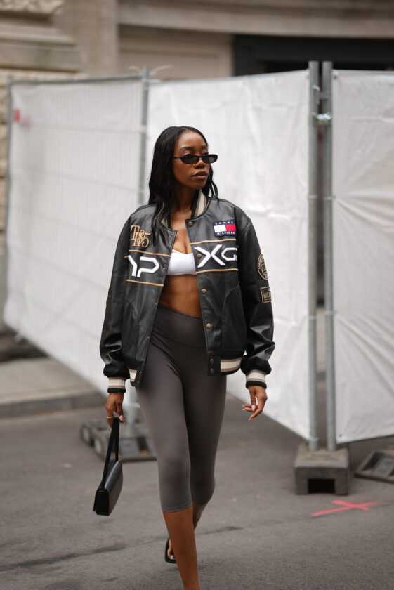 As calças curtas estão dominando os looks de street style looks com calças curtas