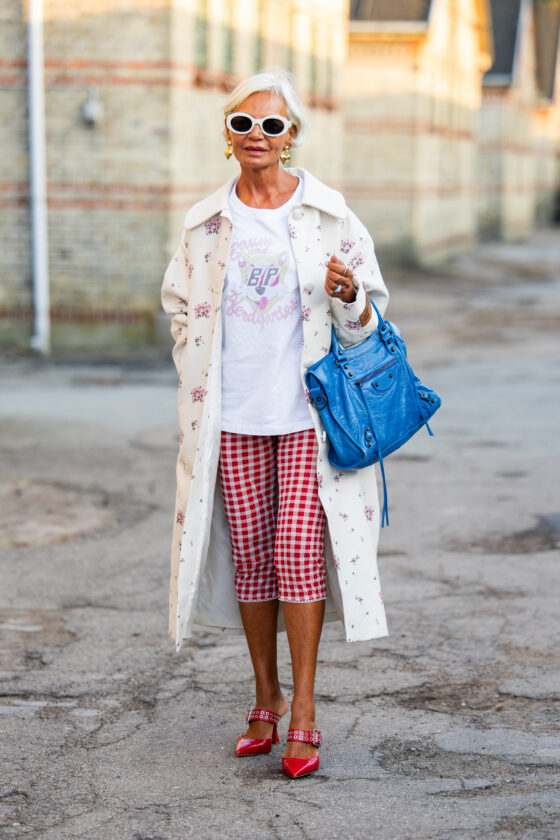 As calças curtas estão dominando os looks de street style looks com calças curtas