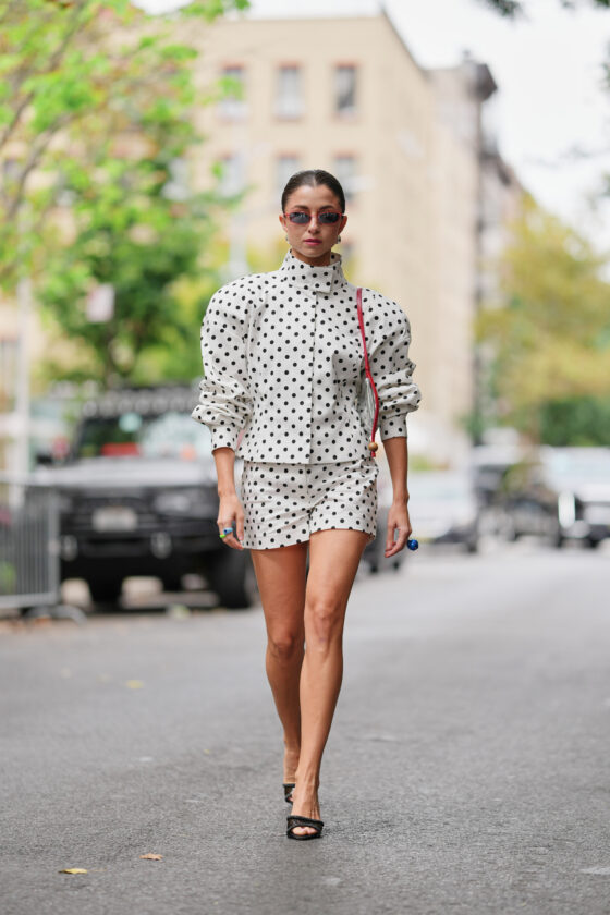 looks com jaquetas com gola alta