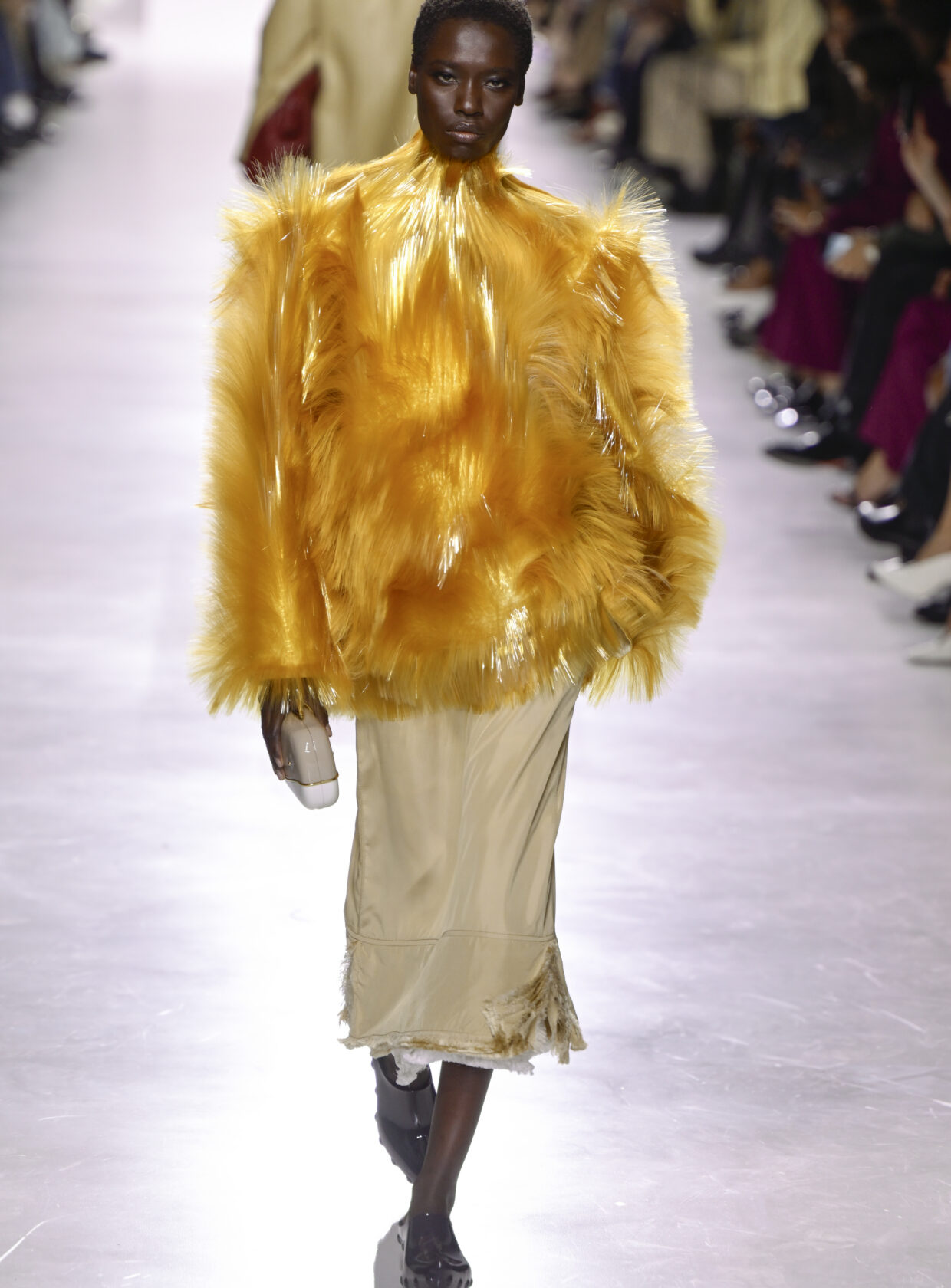 Estreia de Louise Trotter na Bottega Veneta destaca a força artesanal da casa e traz mais feminilidade às silhuetas. 