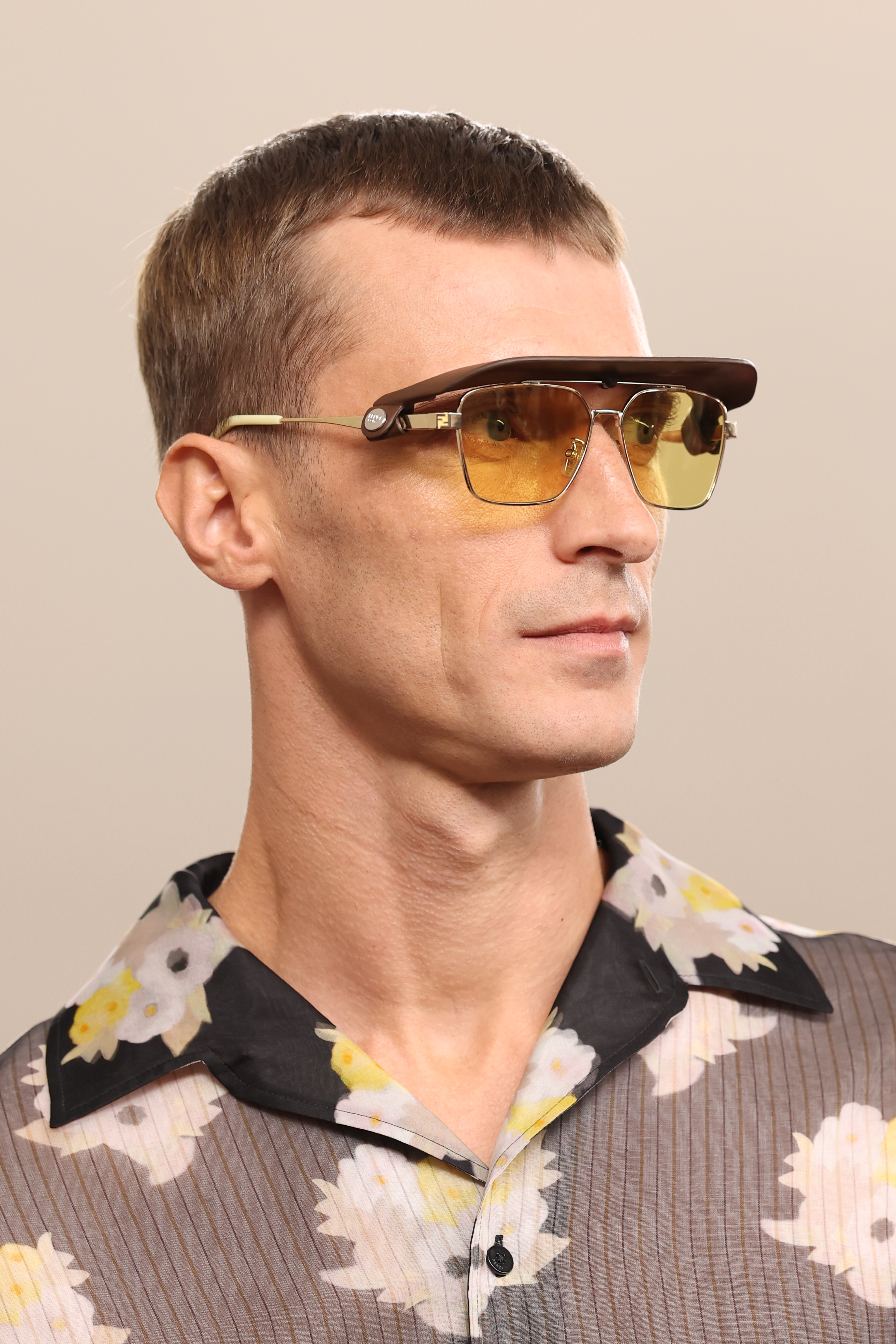 Fendi, verão 2026, com detalhe dos óculos escuros