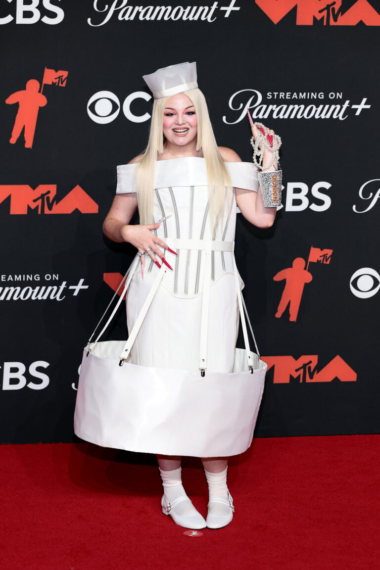 megan stalter looks do vma 2025