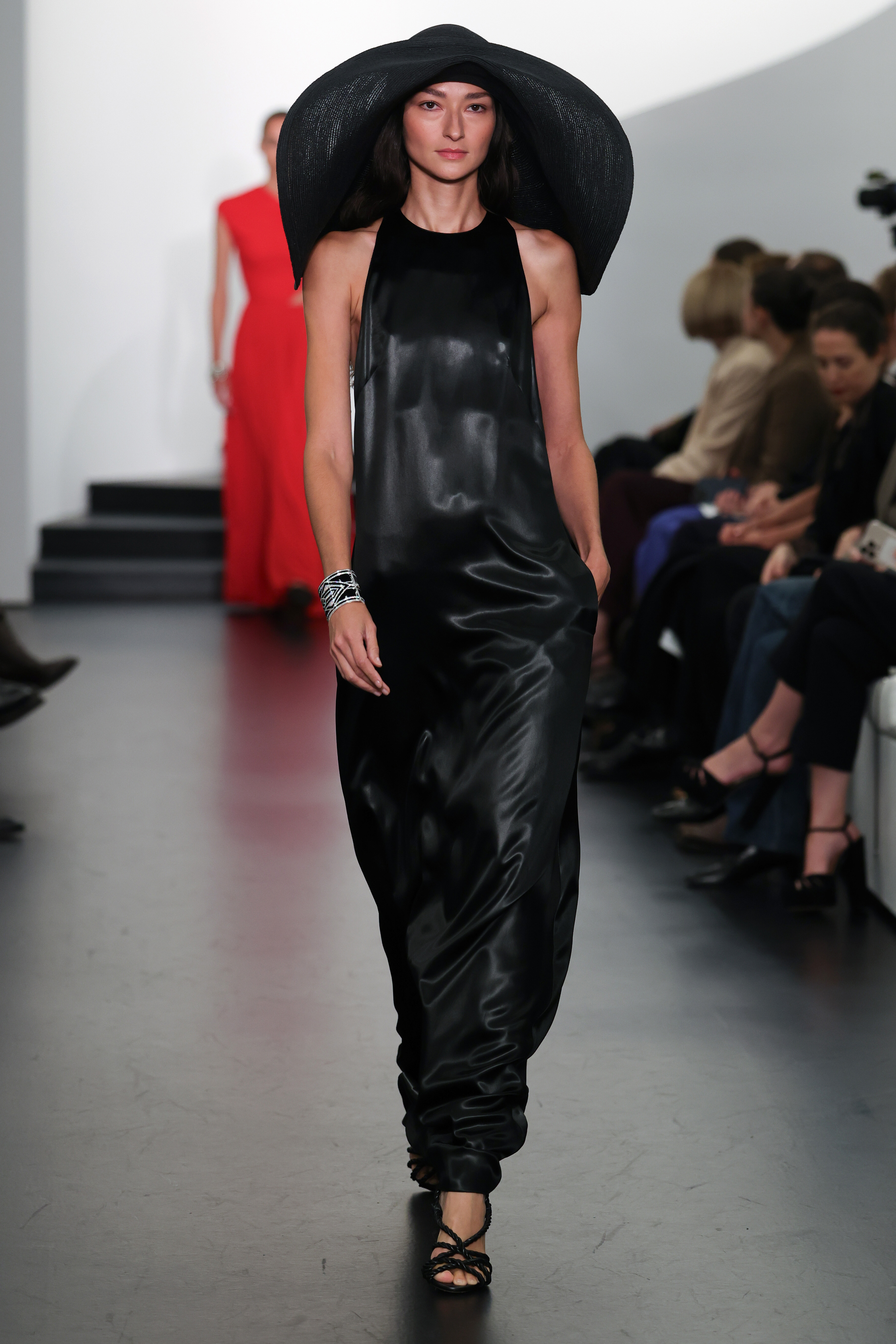 Modelo desfila coleção de verão 2026 da Ralph Lauren durante a semana de moda de Nova York. 