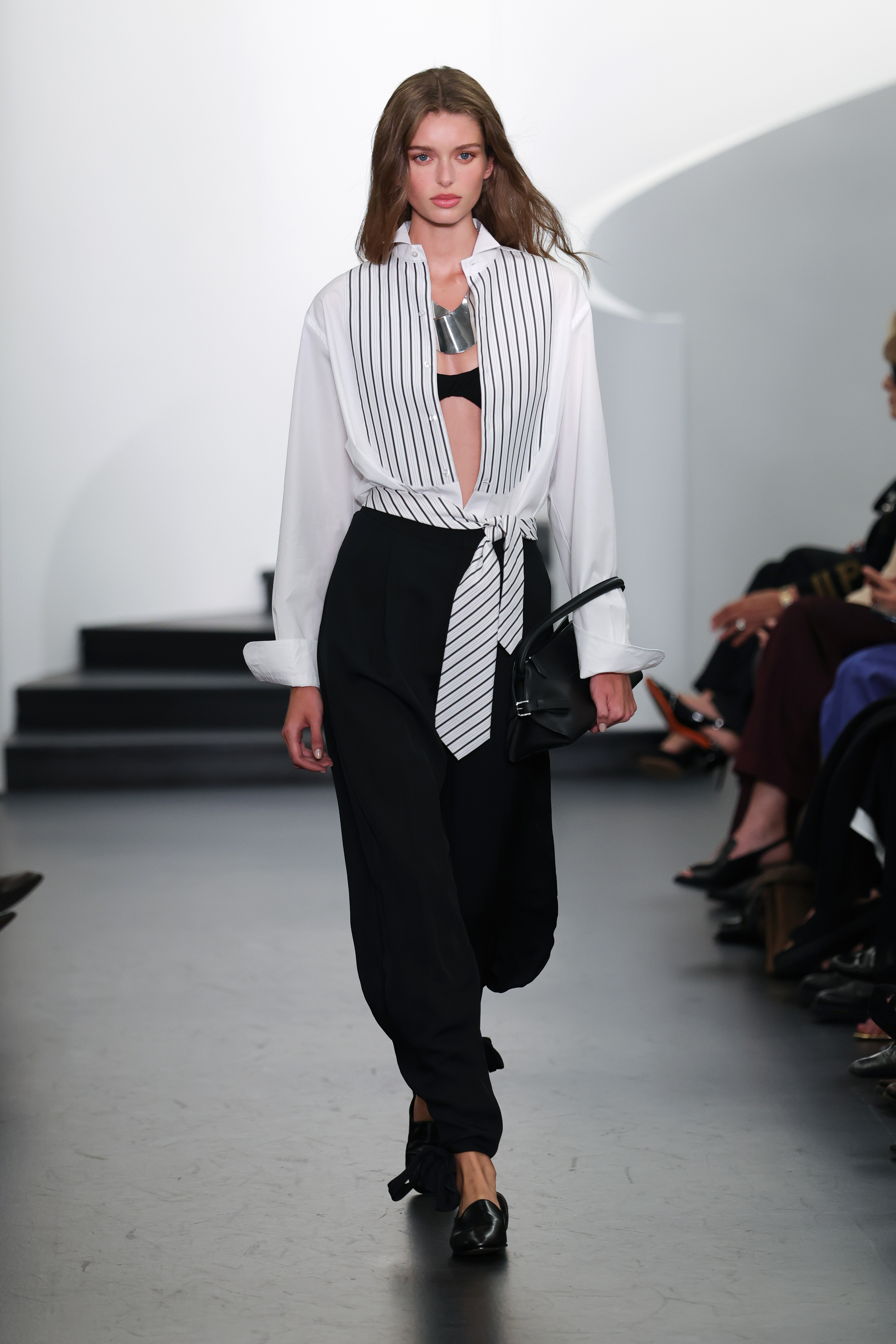 Modelo desfila coleção de verão 2026 da Ralph Lauren durante a semana de moda de Nova York. 