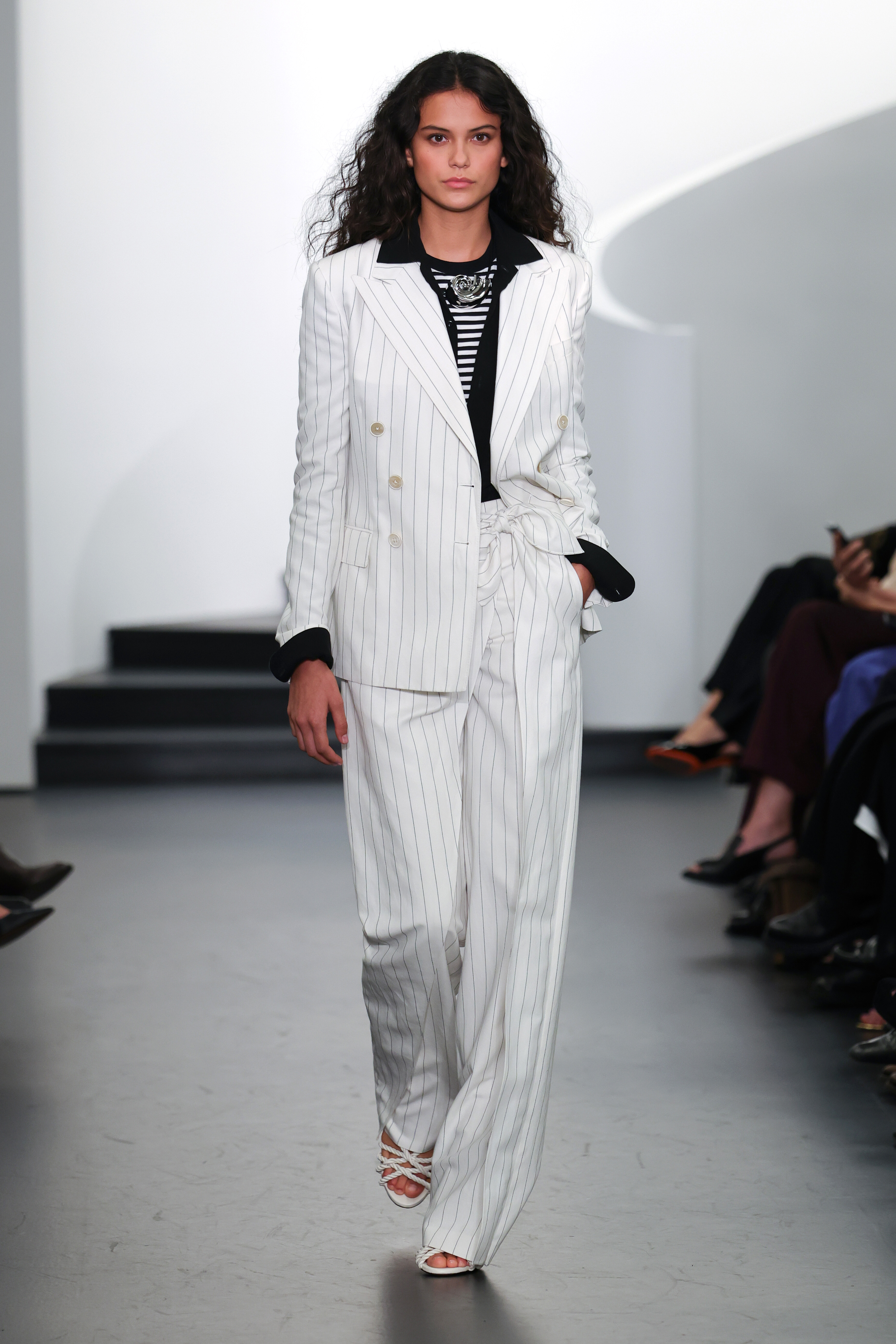 Modelo desfila coleção de verão 2026 da Ralph Lauren durante a semana de moda de Nova York. 