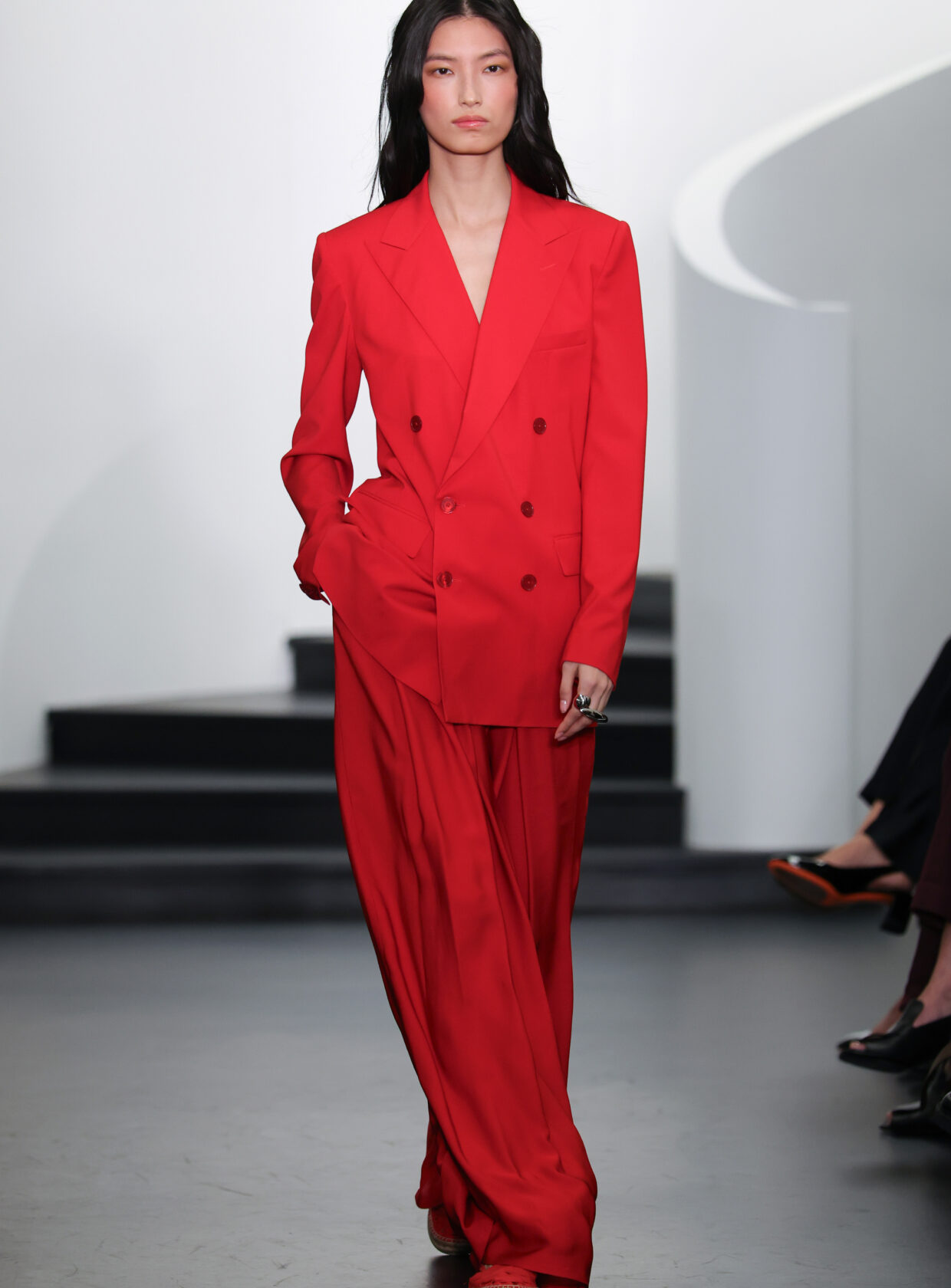 Modelo desfila coleção de verão 2026 da Ralph Lauren durante a semana de moda de Nova York.