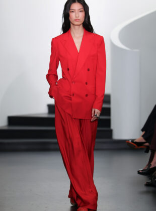 Modelo desfila coleção de verão 2026 da Ralph Lauren durante a semana de moda de Nova York.