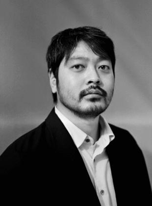 Retrato em preto e brando do estilista Soshi Otsuki, fundador da marca Soshiotsuki, vencedora do Prêmio LVMH 2025