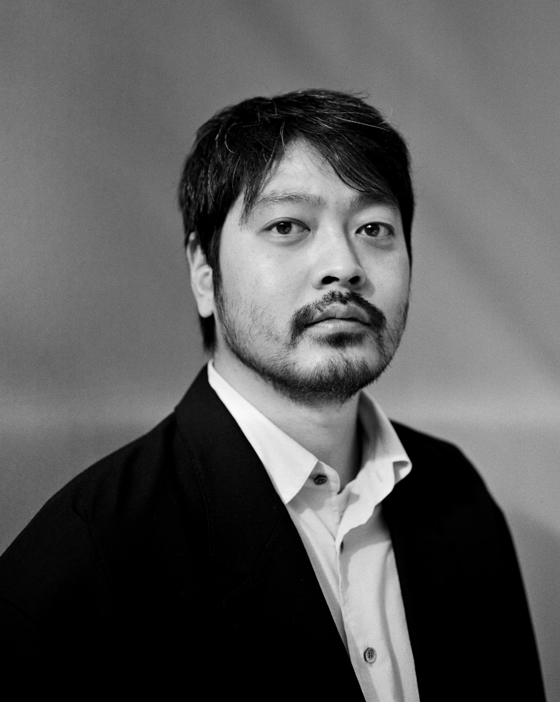 Retrato em preto e brando do estilista Soshi Otsuki, fundador da marca Soshiotsuki, vencedora do Prêmio LVMH 2025