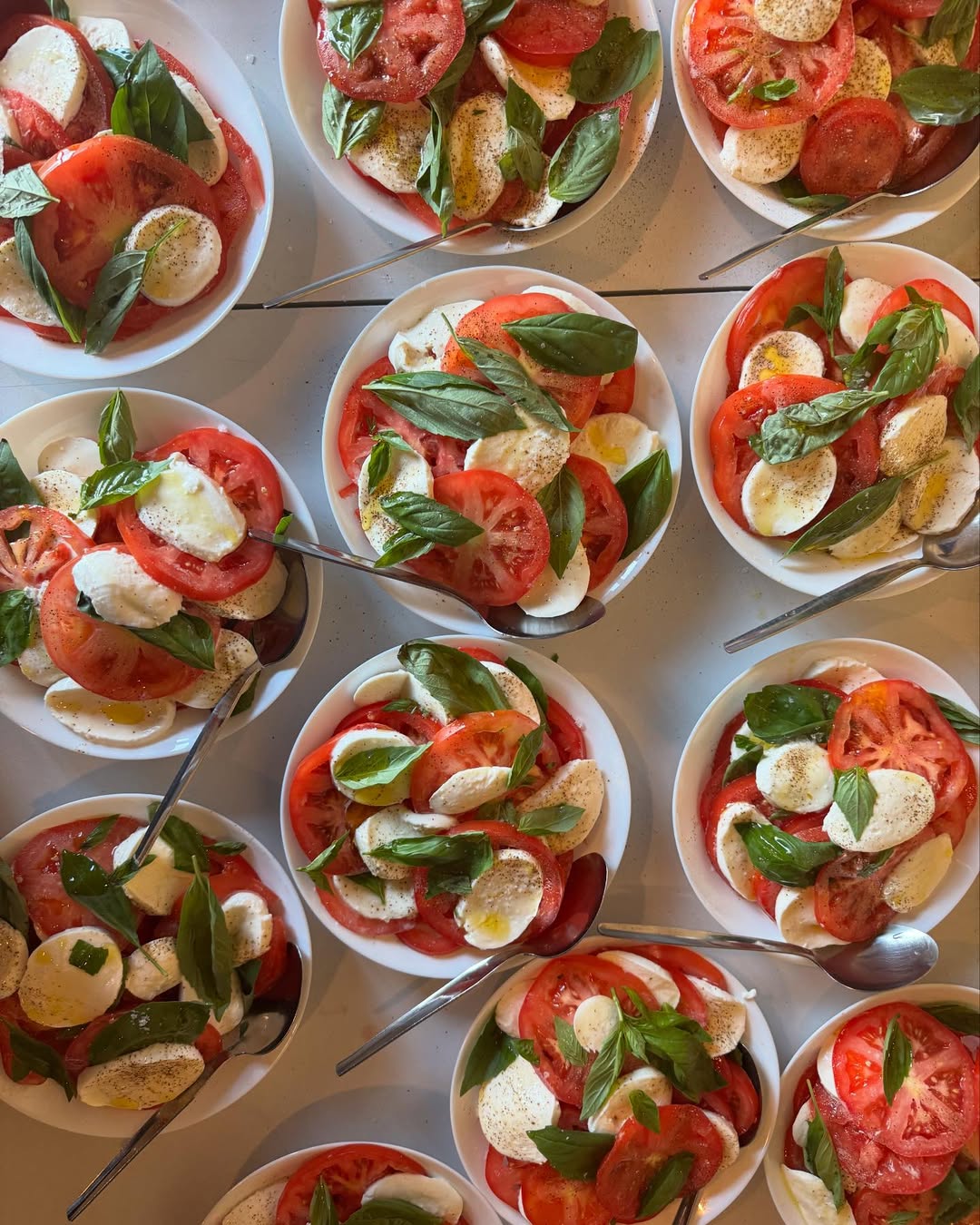 Très chic: 7 ideias de decoração para um casamento simples e elegante SaveClip.App 499044395 18277660654255885 5398914587451670654 n