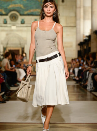 Emily Ratajkowski no desfile de verão 2026 da Tory Burch, durante a semana de moda de Nova York.