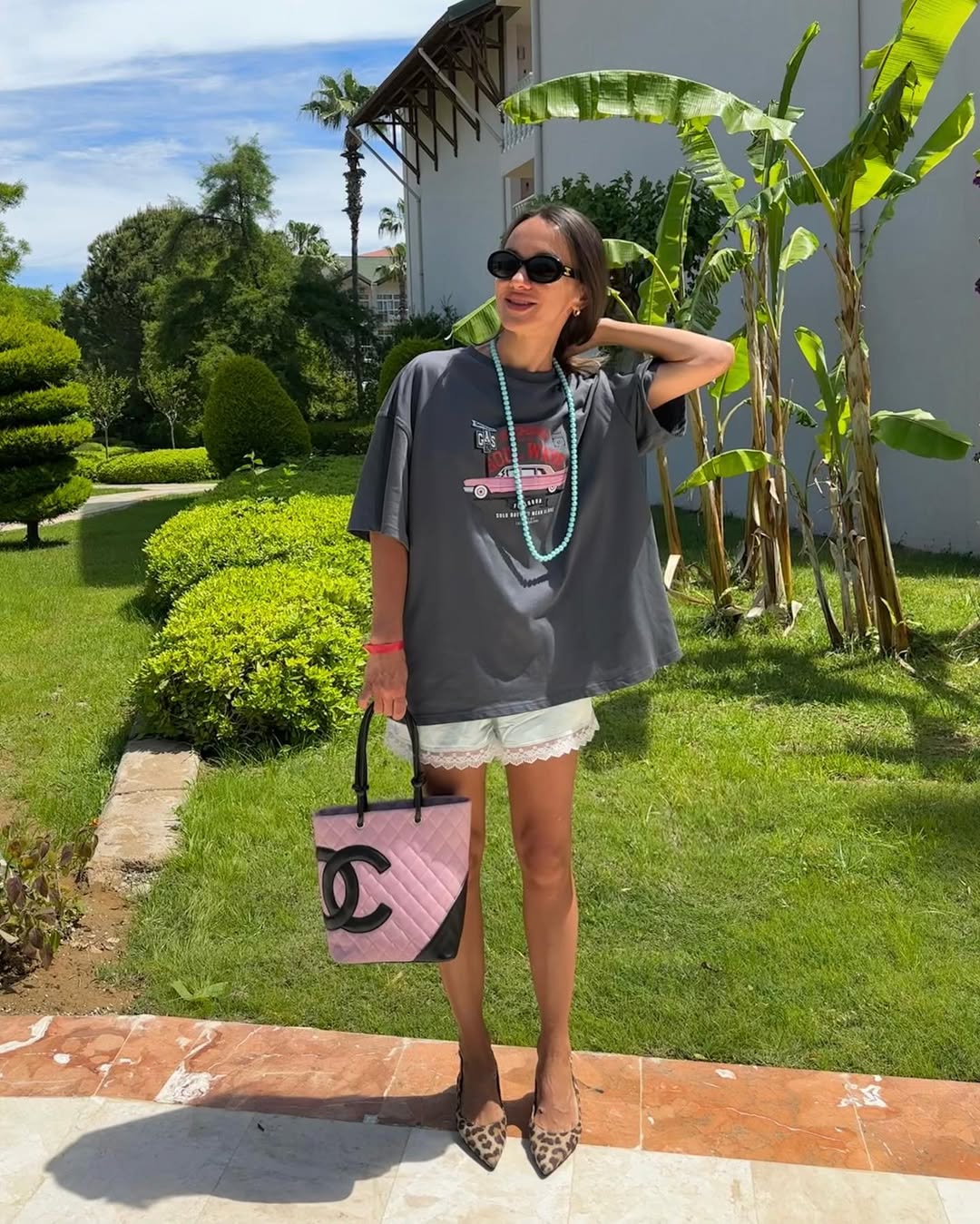 Trend alert: os looks com short de pijama são a nova obsessão das estilosas looks com short de pijama