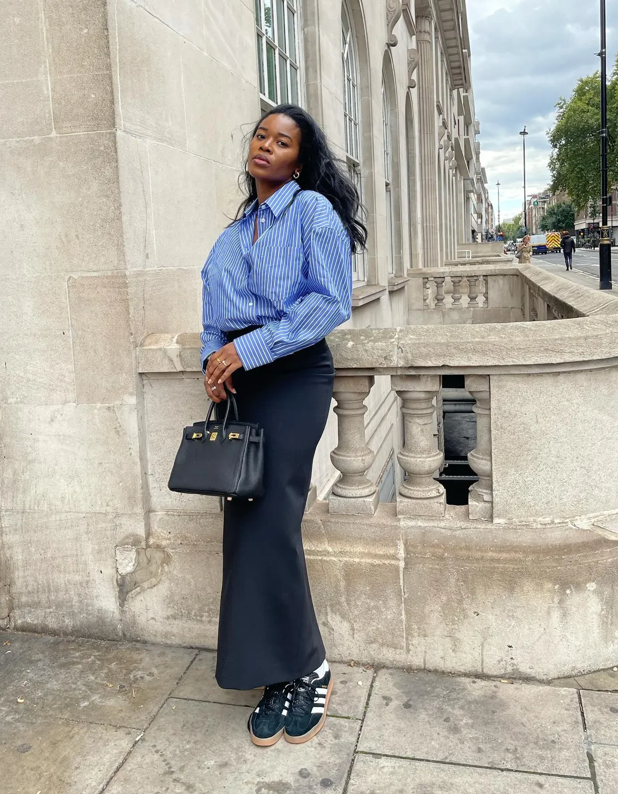 looks com camisa azul listrada