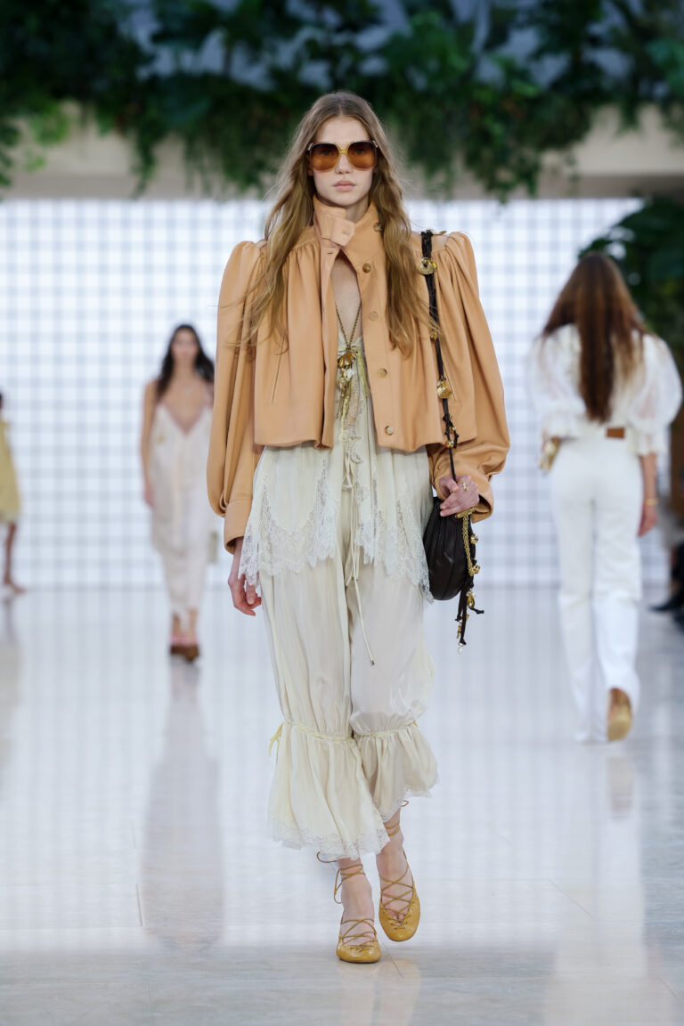 A calça bloomer está na mira das fashionistas – e é ótima para os dias de calor! calça bloomer no verão 2025 da chloé
