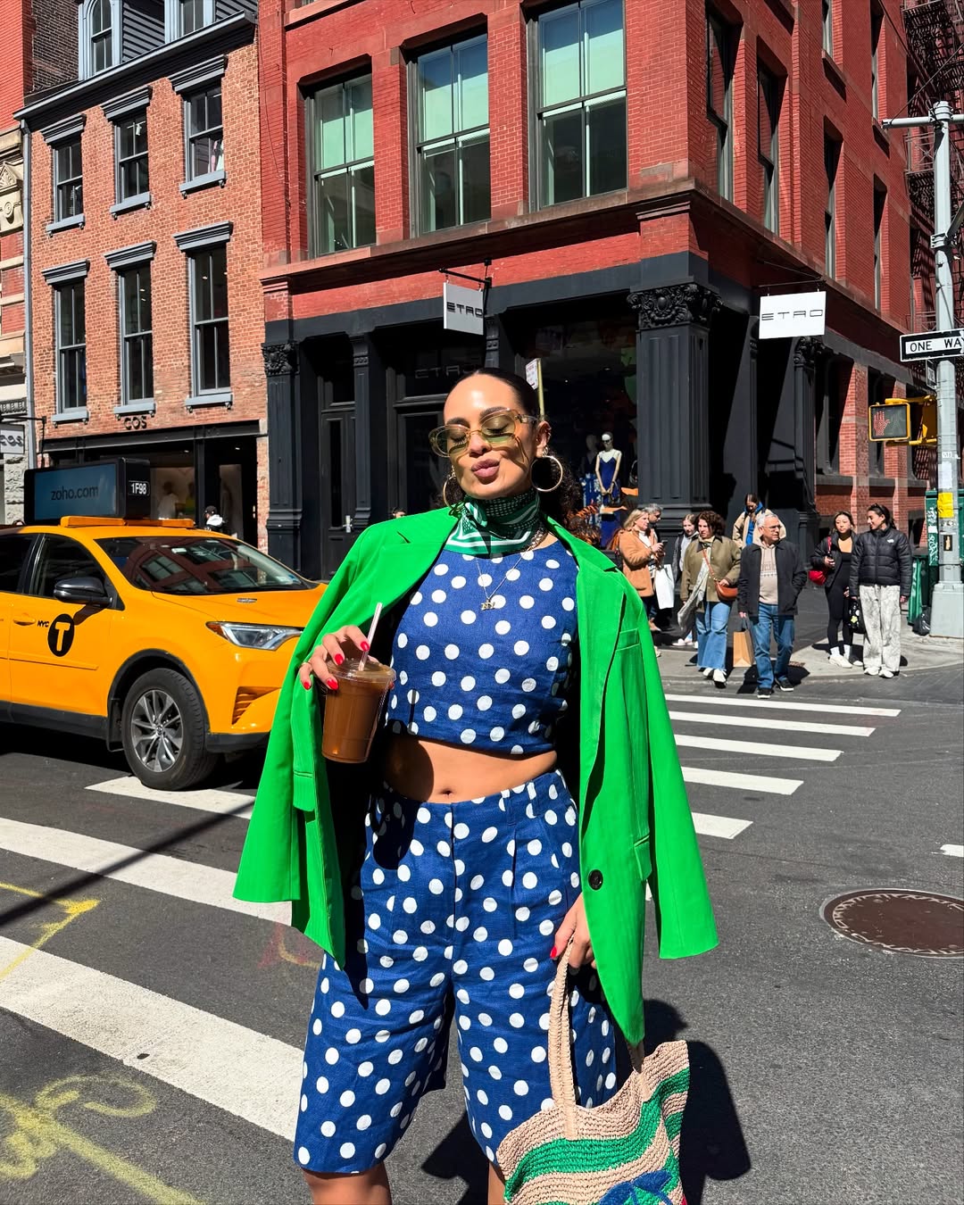 looks com poá coloridos