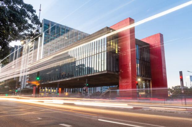 Edifício MASP com luzes em movimento