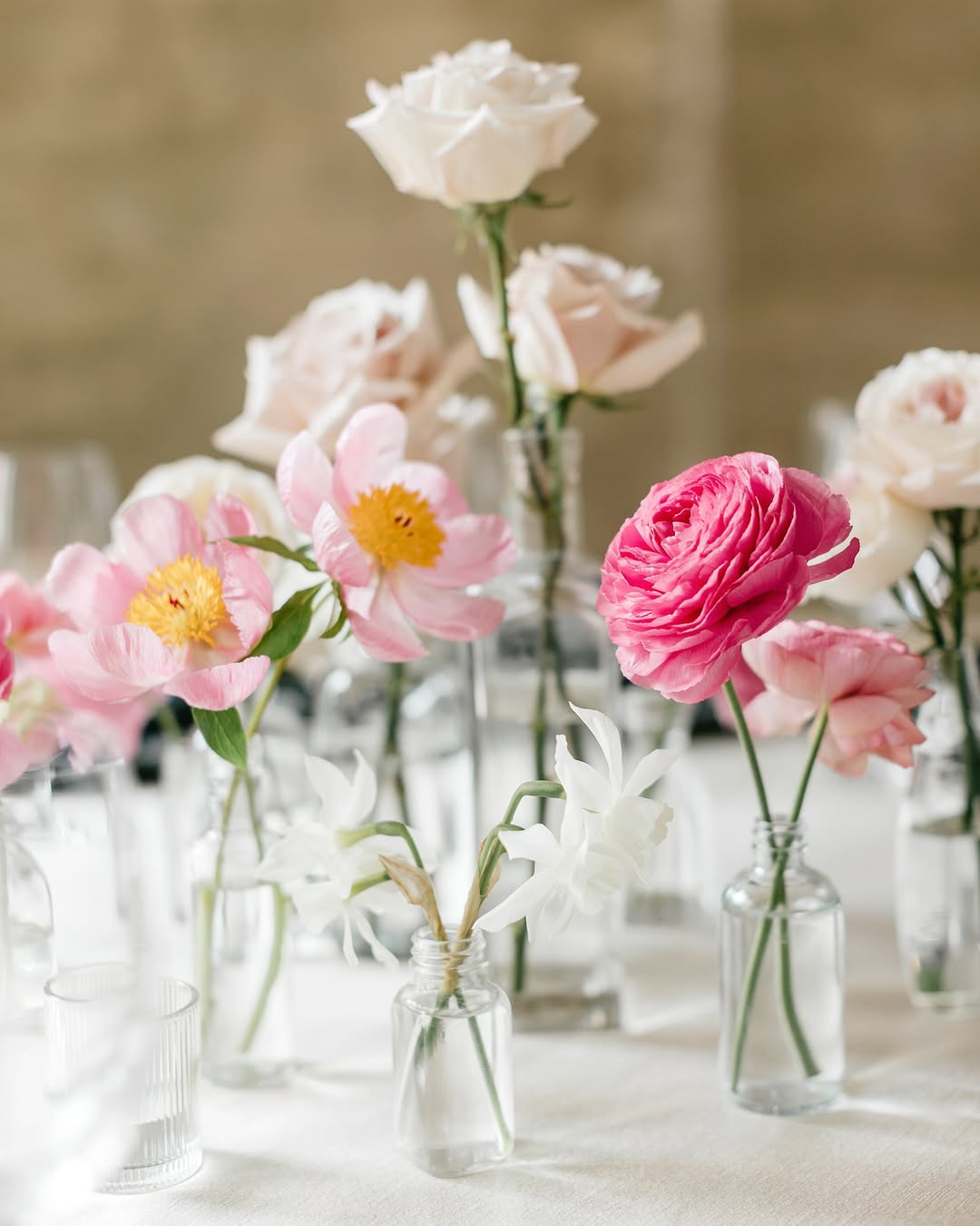 Très chic: 7 ideias de decoração para um casamento simples e elegante ideias de decoracao para um casamento simples SaveClip.App 472373904 18483902818038469 6792004889910828400 n