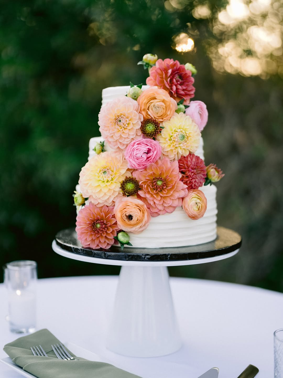 Très chic: 7 ideias de decoração para um casamento simples e elegante ideias de decoracao para um casamento simples SaveClip.App 504287484 18520252540008051 7976975074339101167 n