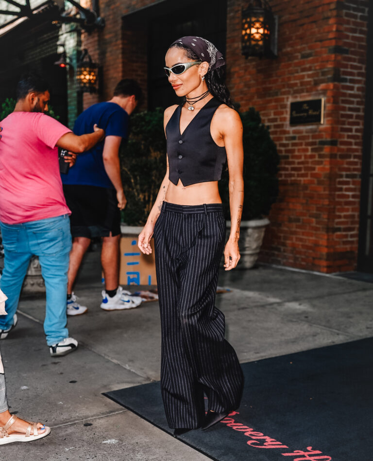 os looks da zoe kravitz são inspirar suas próximas produções 