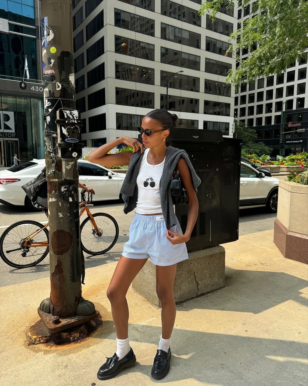 Trend alert: os looks com short de pijama são a nova obsessão das estilosas looks com short de pijama