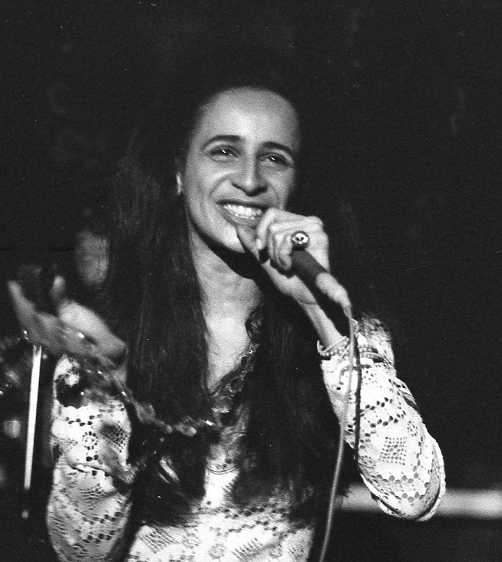 Turnê de Maria Bethânia, 60 anos. Relembre os figurinos da carreira da cantora.