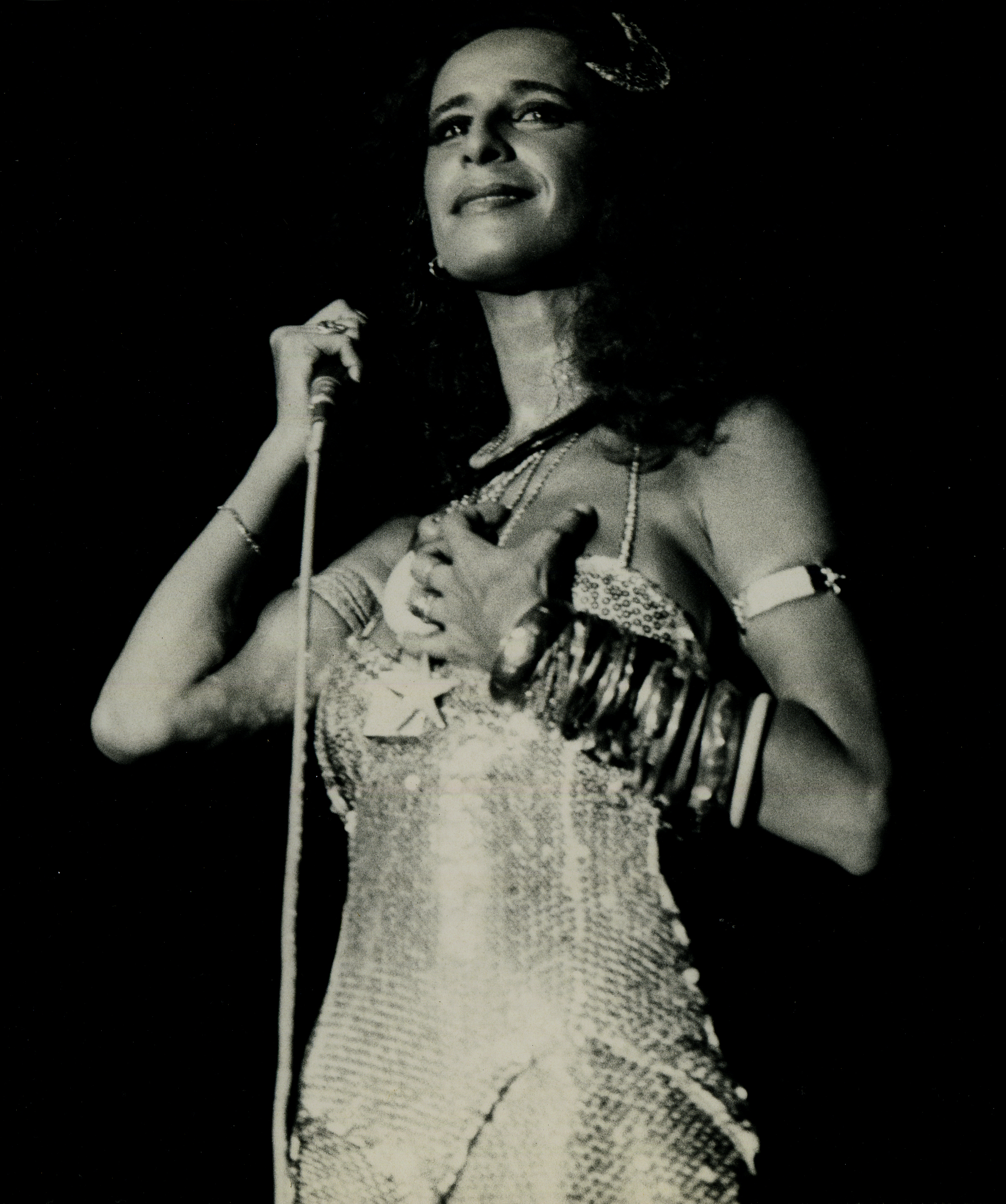 Turnê de Maria Bethânia, 60 anos. Relembre os figurinos da carreira da cantora.