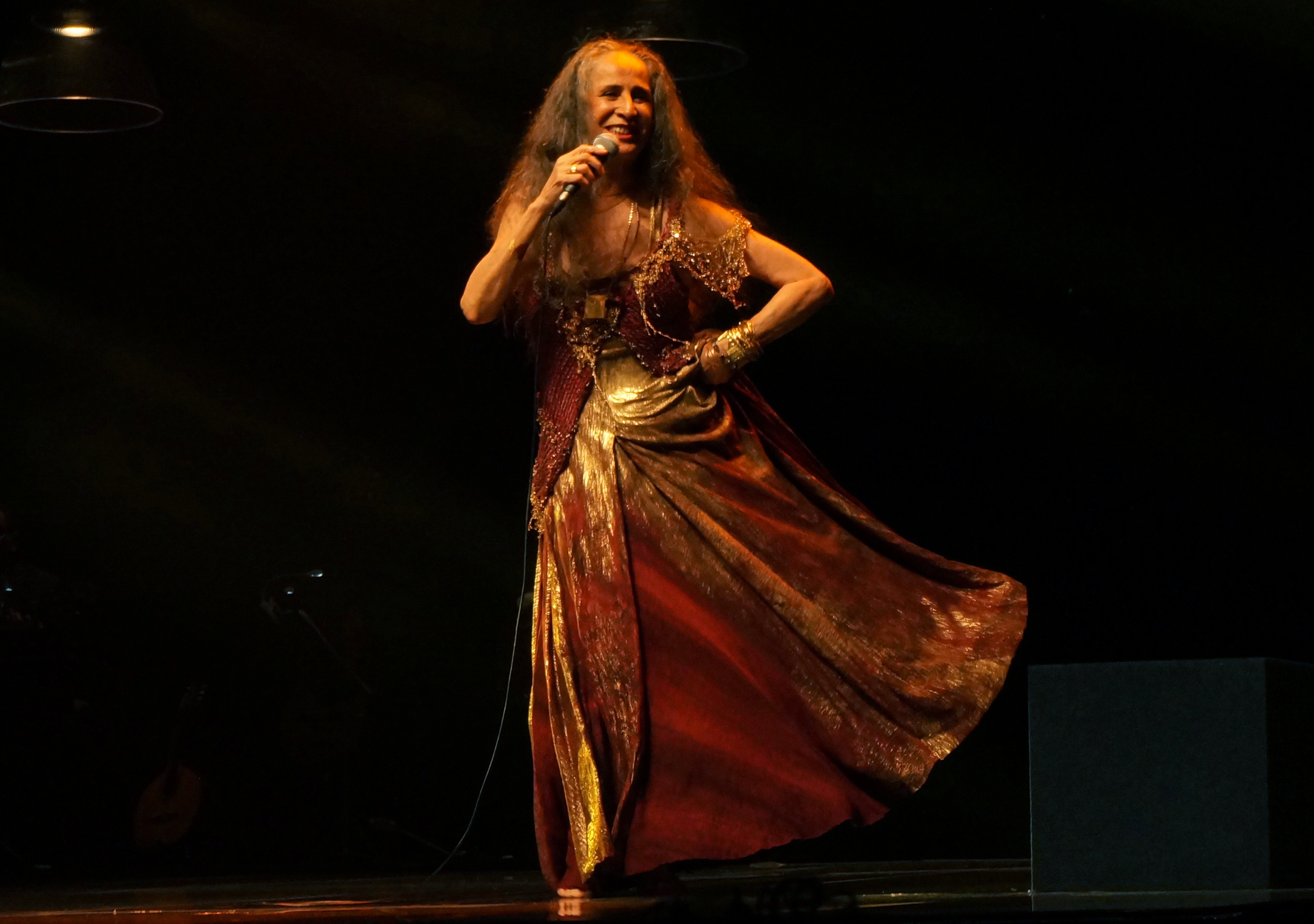 Turnê de Maria Bethânia, 60 anos. Relembre os figurinos da carreira da cantora.