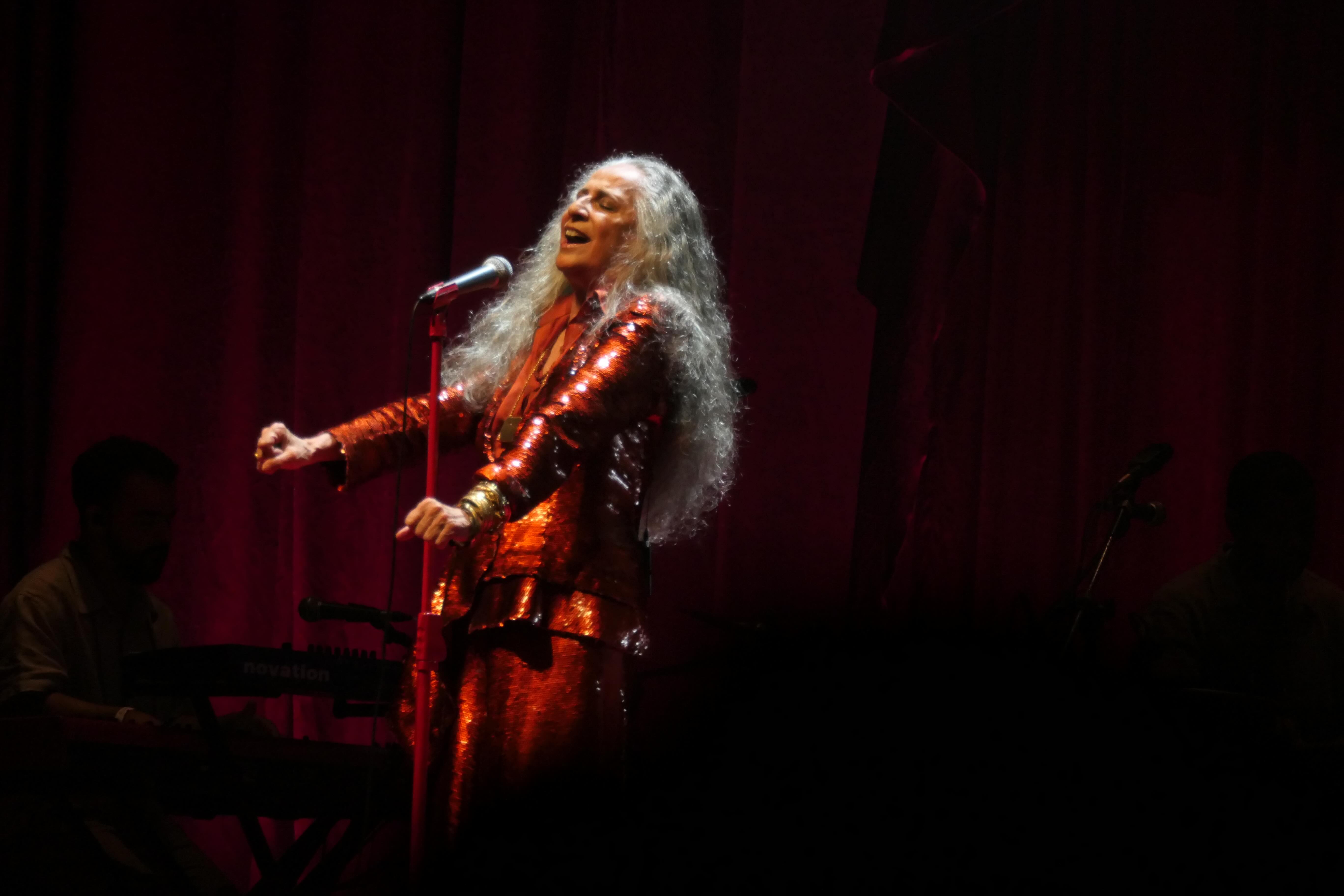 Turnê de Maria Bethânia, 60 anos. Relembre os figurinos da carreira da cantora.
