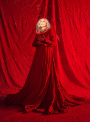 Turnê de Maria Bethânia, 60 anos. Relembre os figurinos da carreira da cantora.