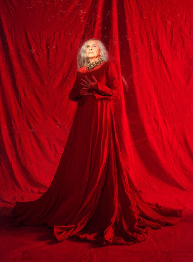 Turnê de Maria Bethânia, 60 anos. Relembre os figurinos da carreira da cantora.