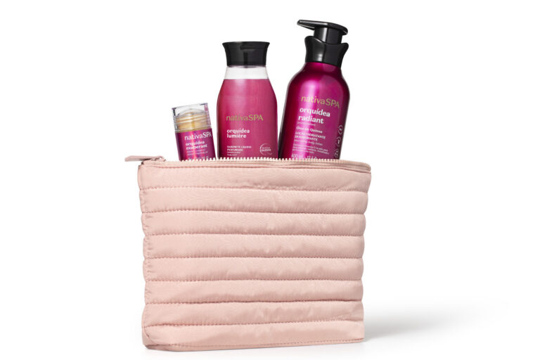 Body glow: a tendência da pele iluminada é estendida aos cuidados com o corpo BT 15 25 87364 NSPA NECESSAIRE G FRONTAL PRODUTOS.0001.preview