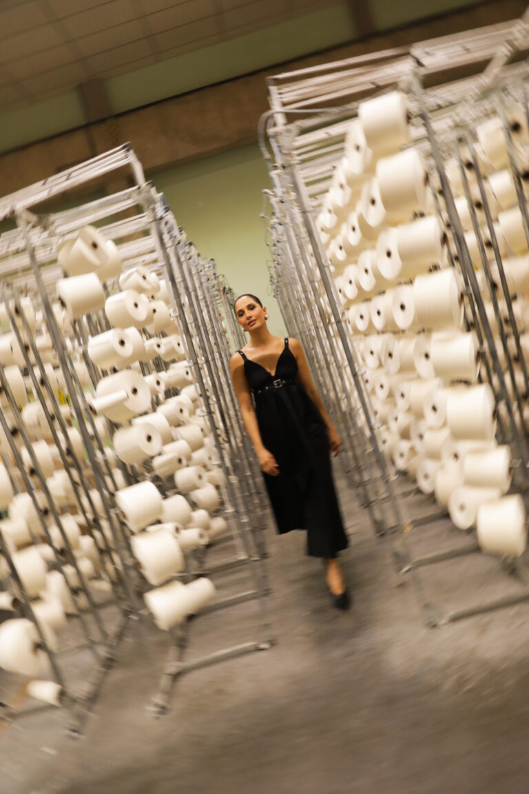 Riachuelo lança documentário sobre moda nacional com participação de Camila Pitanga riachuelo lança documentário sobre moda nacional apresentado por camila pitanga