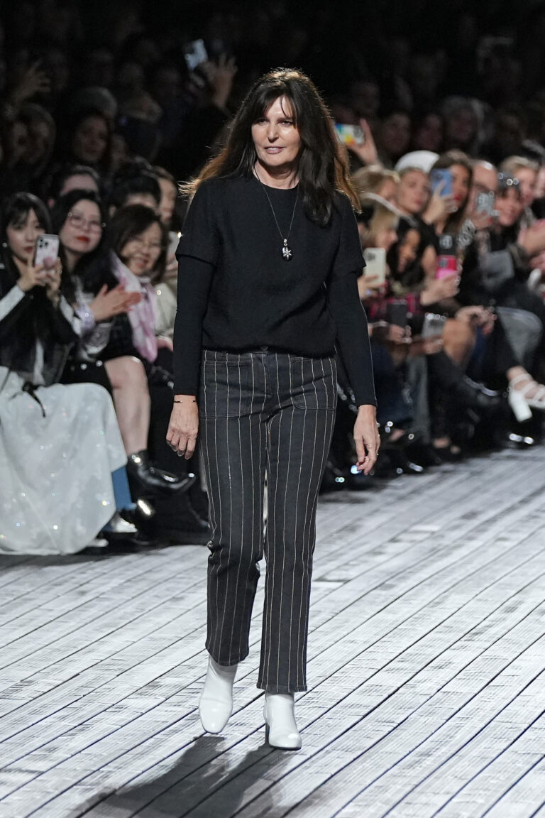 Virginie Viard recebe os aplausos após o desfile de inverno 2024 da Chanel.
