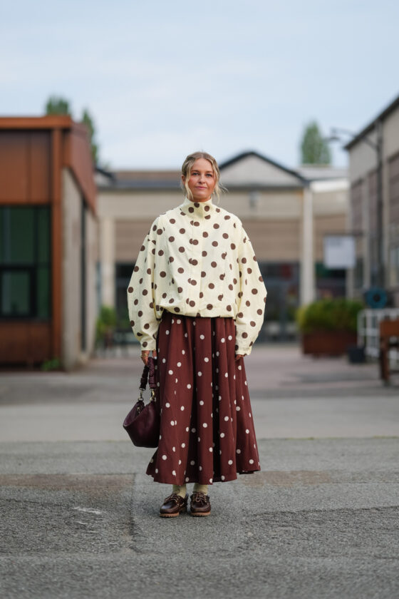 looks com saia de bolinha