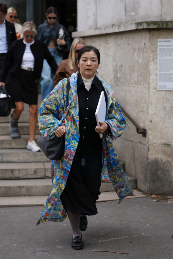 camisa de alfaiataria e gola alta