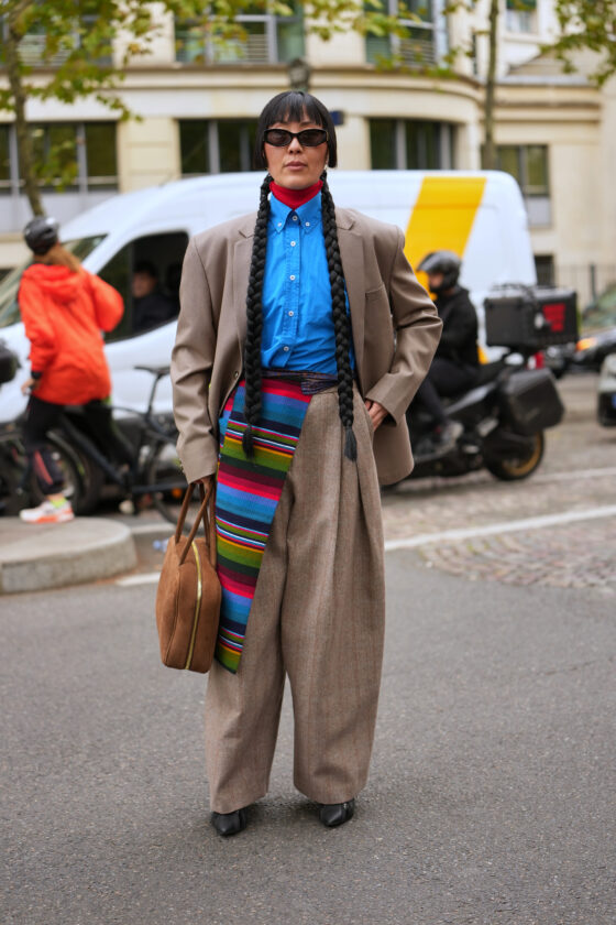 camisa de alfaiataria e gola alta