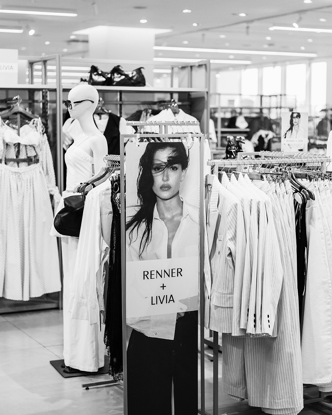 Renner e Livia ressaltam o styling com personalidade em collab com clássicos do guarda-roupa RENNERLIVIA07