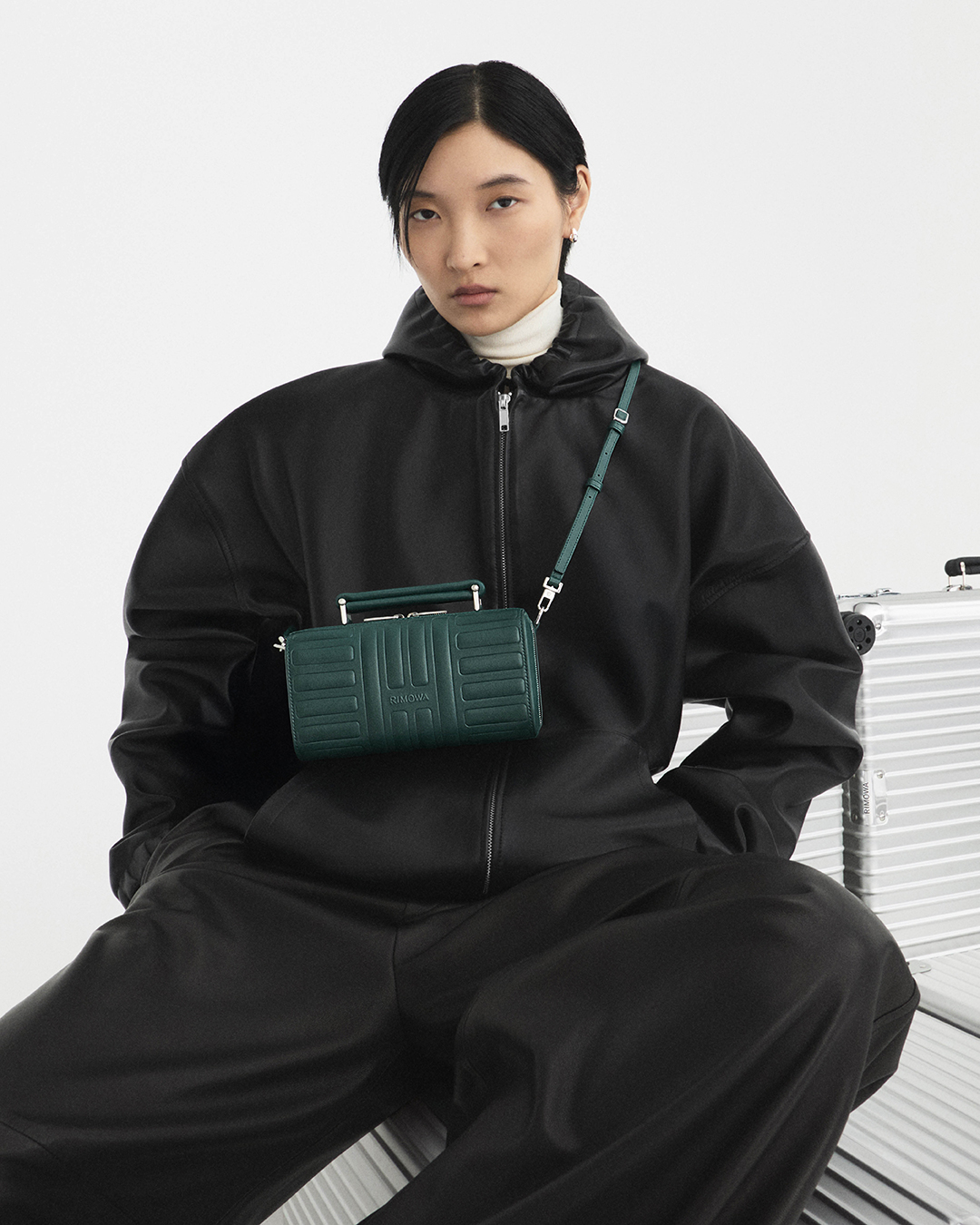 Do aeroporto às ruas: RIMOWA lança linha de bolsas de luxo inspirada em suas malas icônicas RIMOWA10