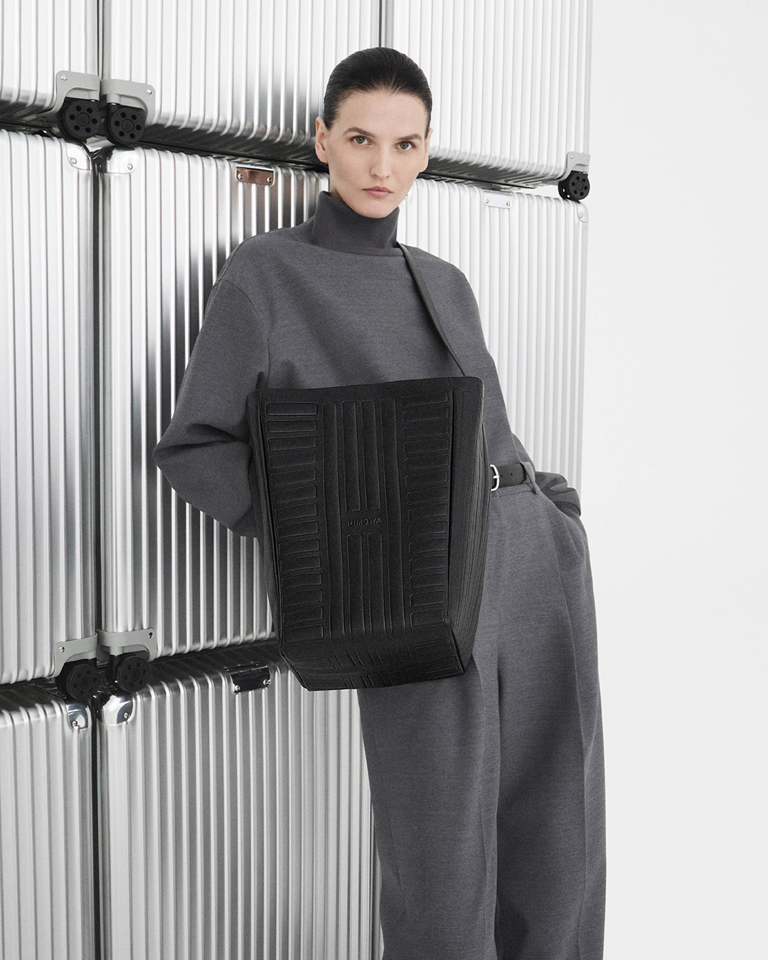Do aeroporto às ruas: RIMOWA lança linha de bolsas de luxo inspirada em suas malas icônicas RIMOWA12