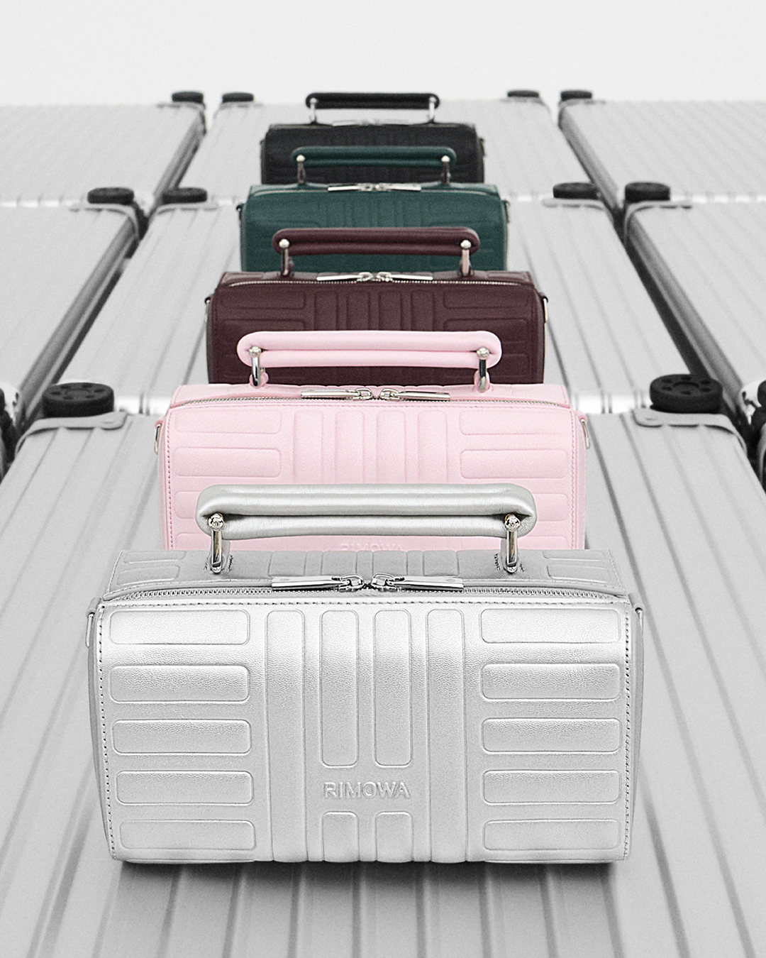 Do aeroporto às ruas: RIMOWA lança linha de bolsas de luxo inspirada em suas malas icônicas RIMOWA9