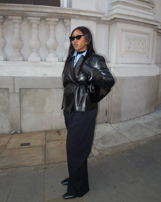 camisa de alfaiataria e gola alta