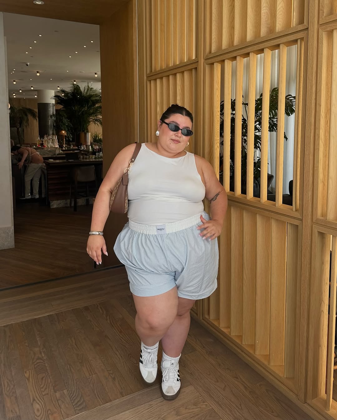 8 truques de styling que elevam qualquer look básico de primavera truques de styling