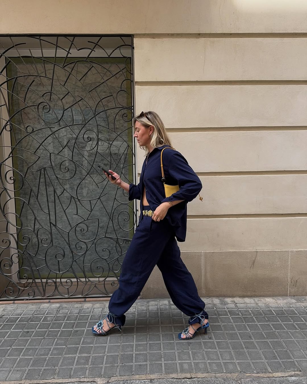 8 truques de styling que elevam qualquer look básico de primavera truques de styling