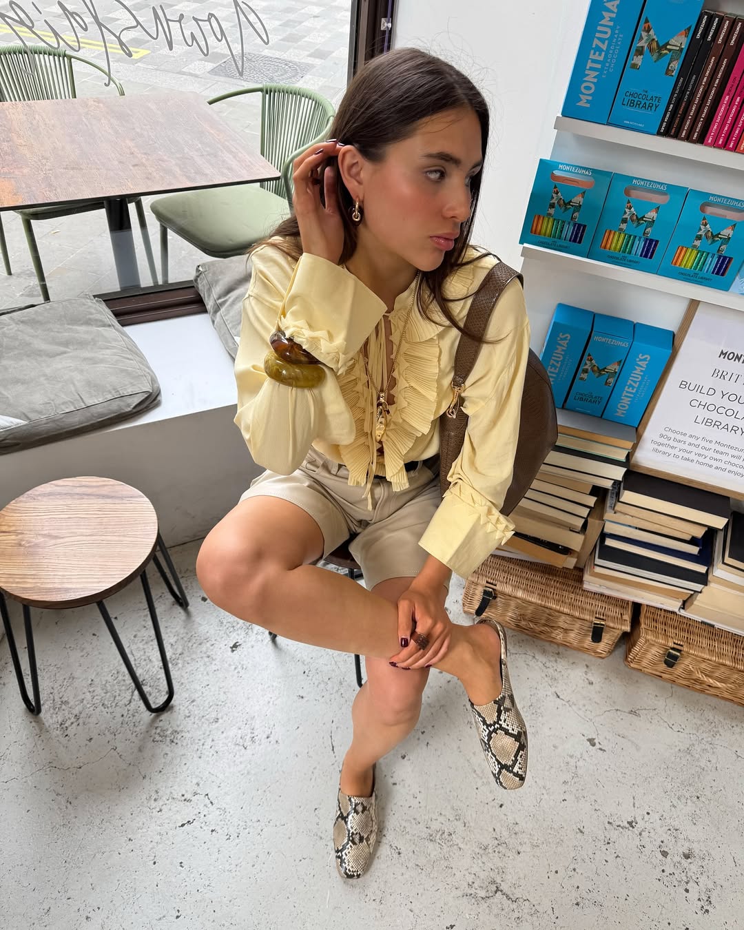 8 truques de styling que elevam qualquer look básico de primavera truques de styling