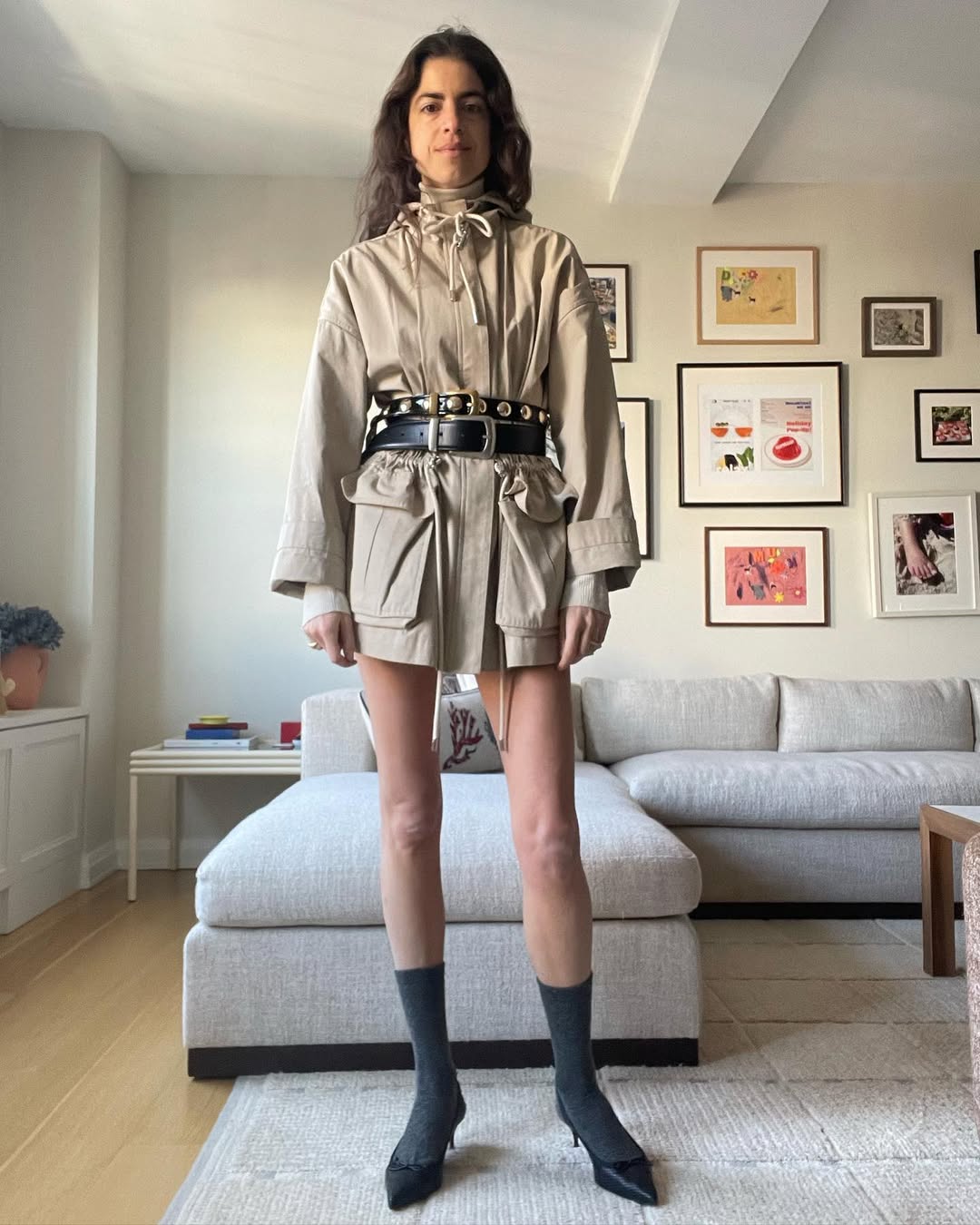 8 truques de styling que elevam qualquer look básico de primavera truques de styling