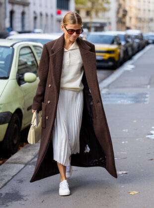 looks com saia plissada que fogem do óbvio