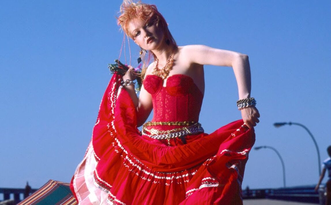 looks do anos 80: cyndi lauper em girls just wanna have fun