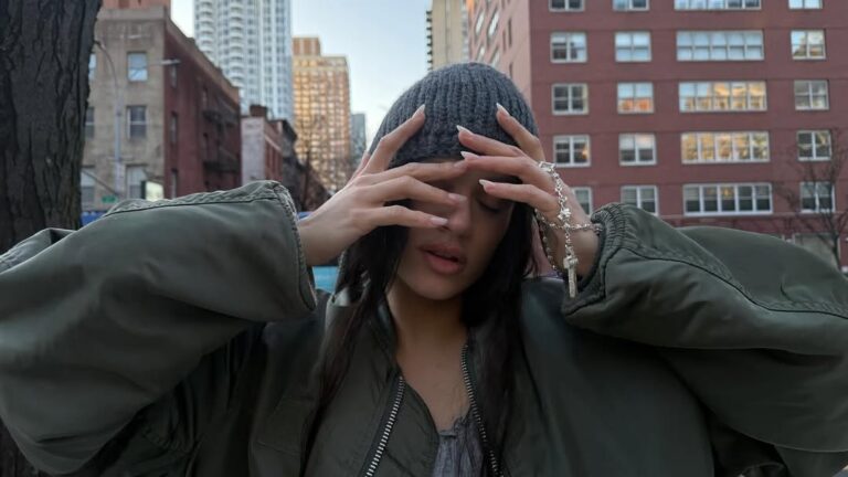 Como Rosalía adiantou o tema do álbum LUX em seus looks como rosalía divulgou lux pelos seus looks looks da rosalía lux